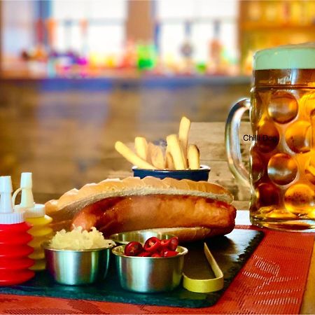 Отель Crown & Anchor Уокинг Экстерьер фото