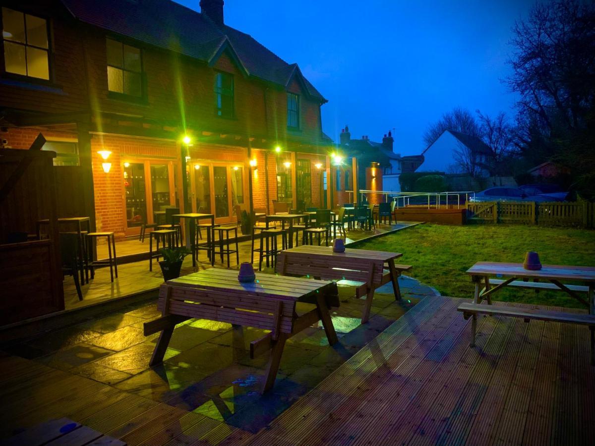 Отель Crown & Anchor Уокинг Экстерьер фото