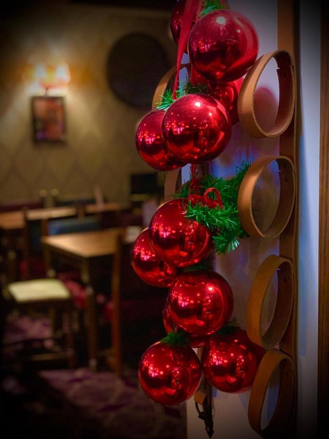 Отель Crown & Anchor Уокинг Экстерьер фото