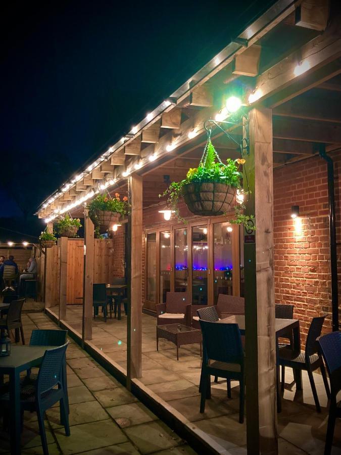 Отель Crown & Anchor Уокинг Экстерьер фото