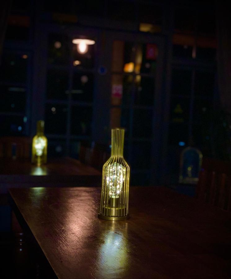 Отель Crown & Anchor Уокинг Экстерьер фото